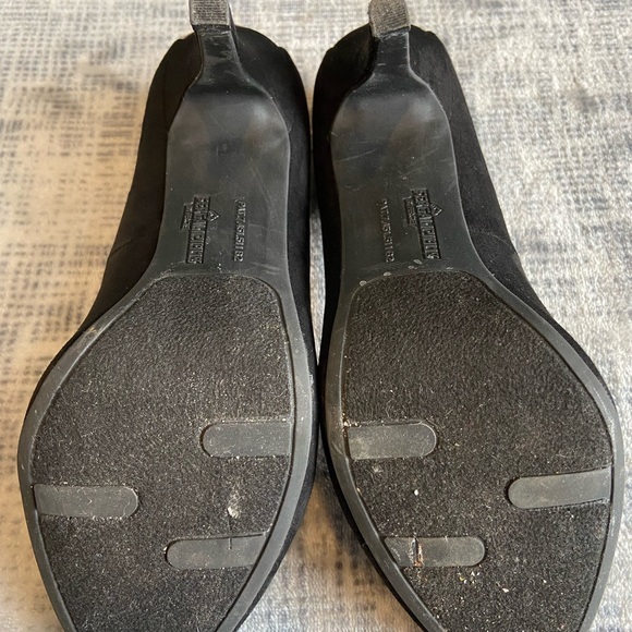 Size 7.5 Fergulicious Black pumps, faux suede - Picture 3 of 8
